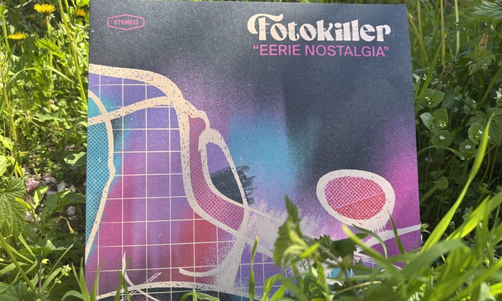 Fotokiller- Eerie Nostalgia 2025 - Titelbild, es ist ein abstraktes Design in lila, rosa, türkis und schwarz zu sehen. Oben steht in heller Schrift Fotokiller, darunter in pink Eerie Nostalgia