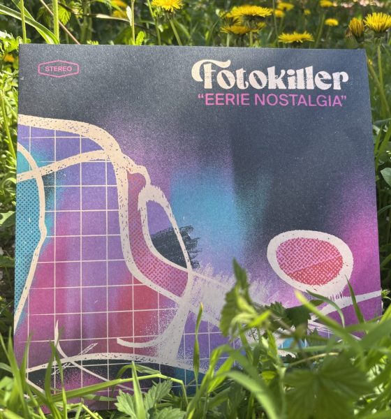 Fotokiller- Eerie Nostalgia 2025 - Titelbild, es ist ein abstraktes Design in lila, rosa, türkis und schwarz zu sehen. Oben steht in heller Schrift Fotokiller, darunter in pink Eerie Nostalgia