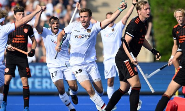 Justus Weigand (M) markierte den 4:3-Siegtreffer gegen Argentinien. Foto: Federico Gambarini/dpa
