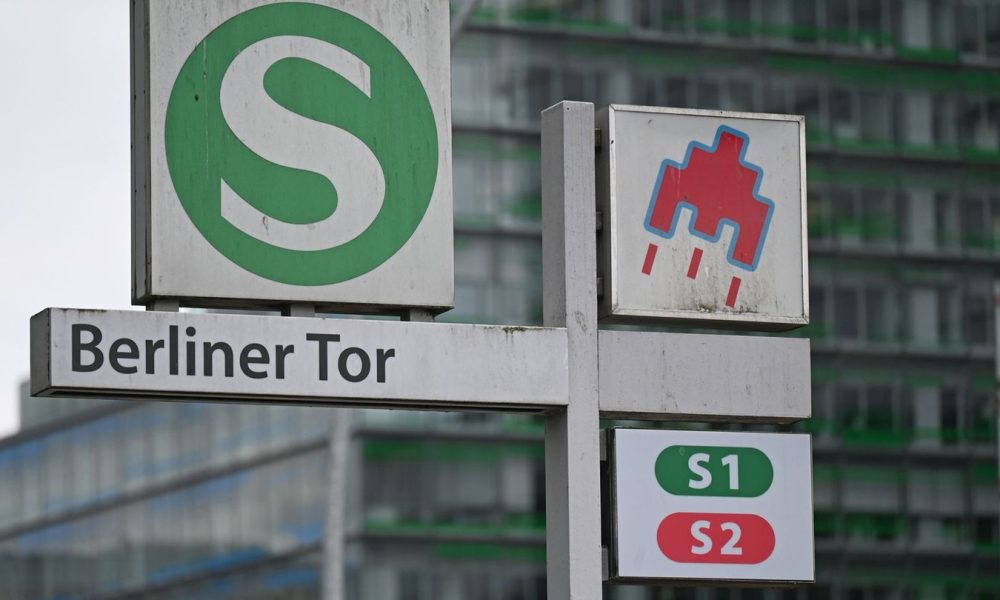 Ein junger Mann stürzt am S-Bahnhof Berliner Tor in die Gleise. (Symbolbild) Foto: David Hammersen/dpa