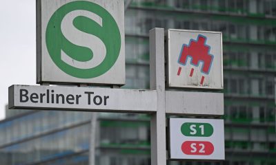 Ein junger Mann stürzt am S-Bahnhof Berliner Tor in die Gleise. (Symbolbild) Foto: David Hammersen/dpa