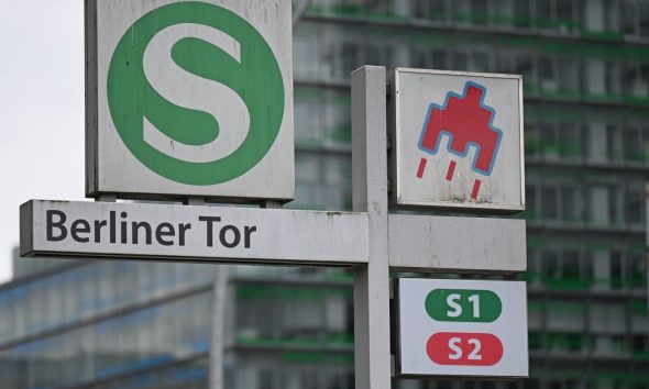 Ein junger Mann stürzt am S-Bahnhof Berliner Tor in die Gleise. (Symbolbild) Foto: David Hammersen/dpa