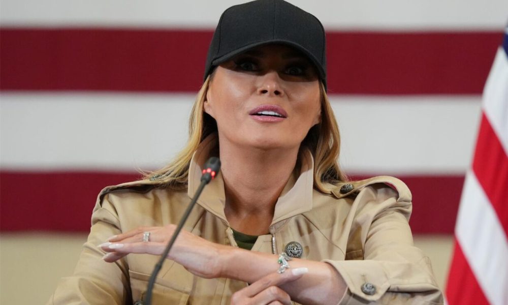 First Lady Melania trägt Armband aus Sturzflut-Camp