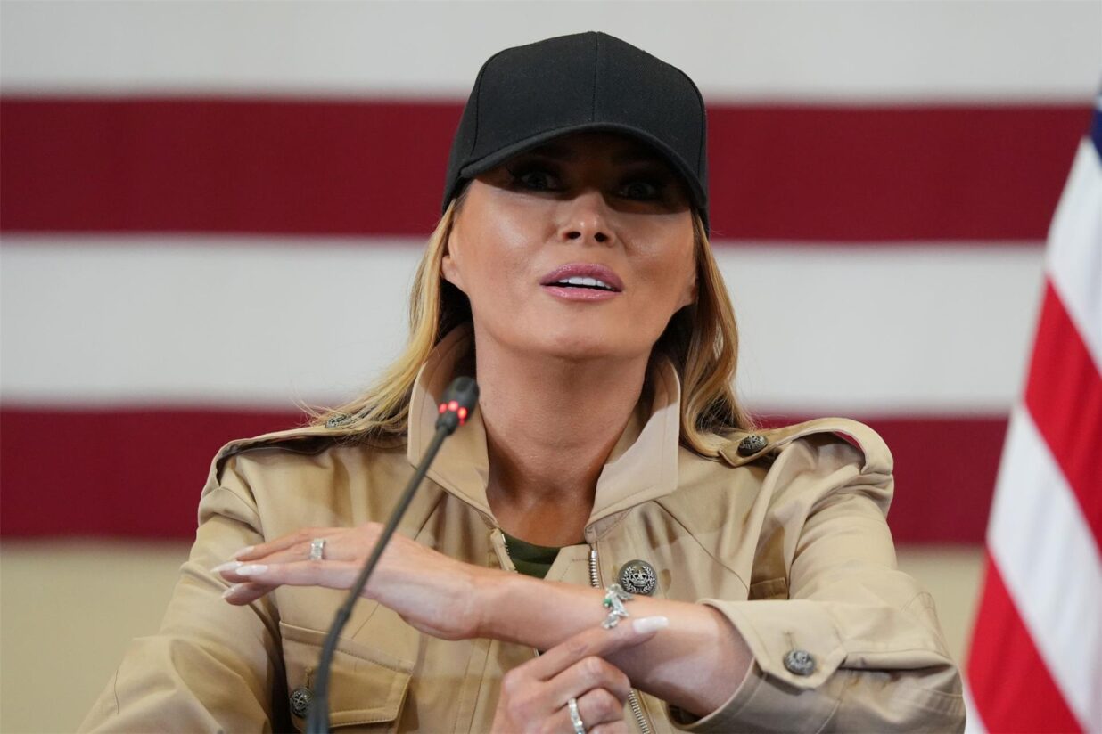 First Lady Melania trägt Armband aus Sturzflut-Camp