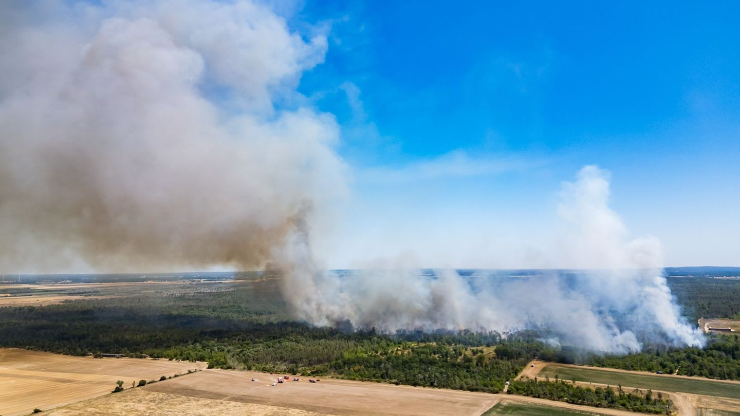Der Waldbrand in der Gohrischheide hat sich ausgedehnt. Foto: Robert Michael/dpa