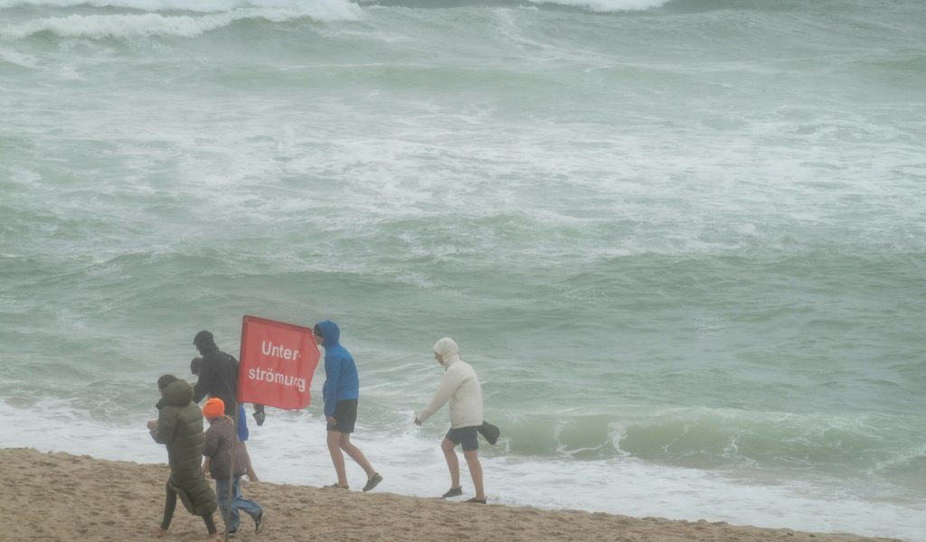 Sturm und Dauerregen, Fähren stellen Betrieb ein: Unwetterwarnung für Sylt