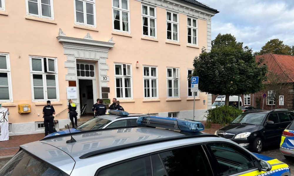 Aktivisten protestieren vor Büro von Außenminister Wadephul