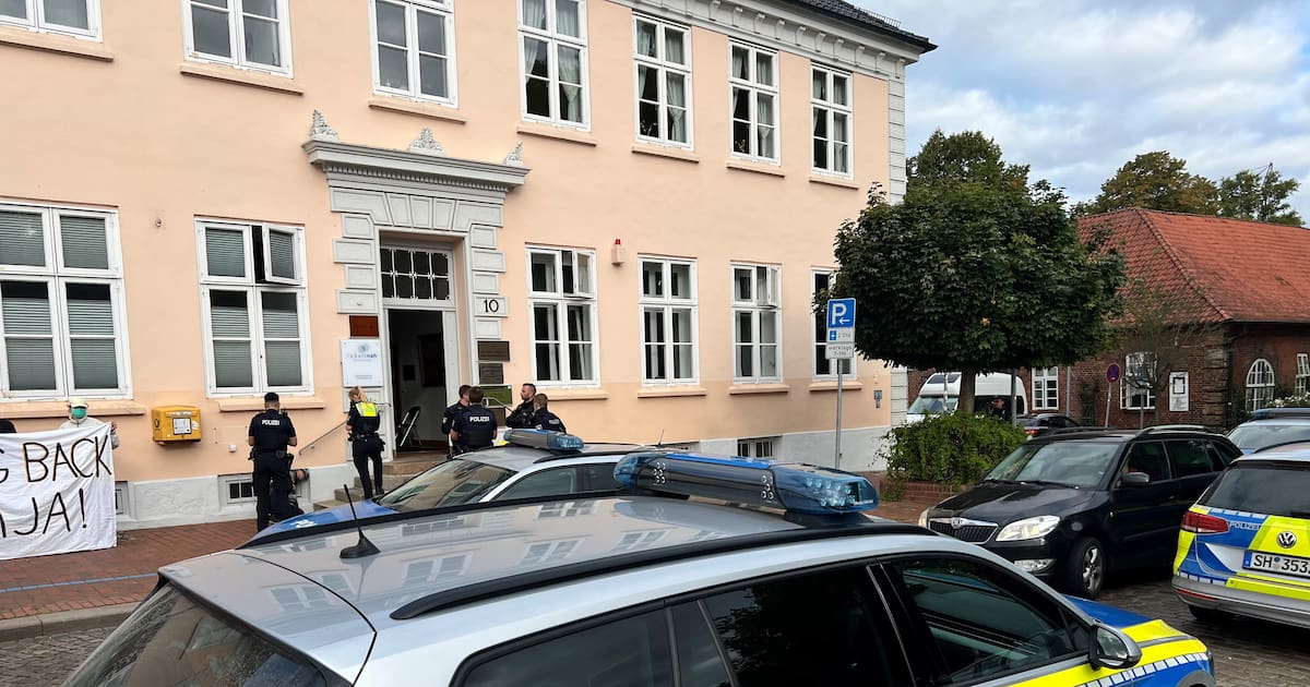 Aktivisten protestieren vor Büro von Außenminister Wadephul