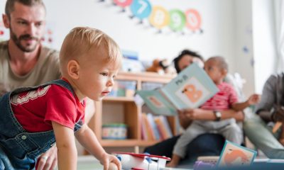 Eingewöhnung: Vater mit Kind in Kita