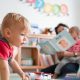 Eingewöhnung: Vater mit Kind in Kita