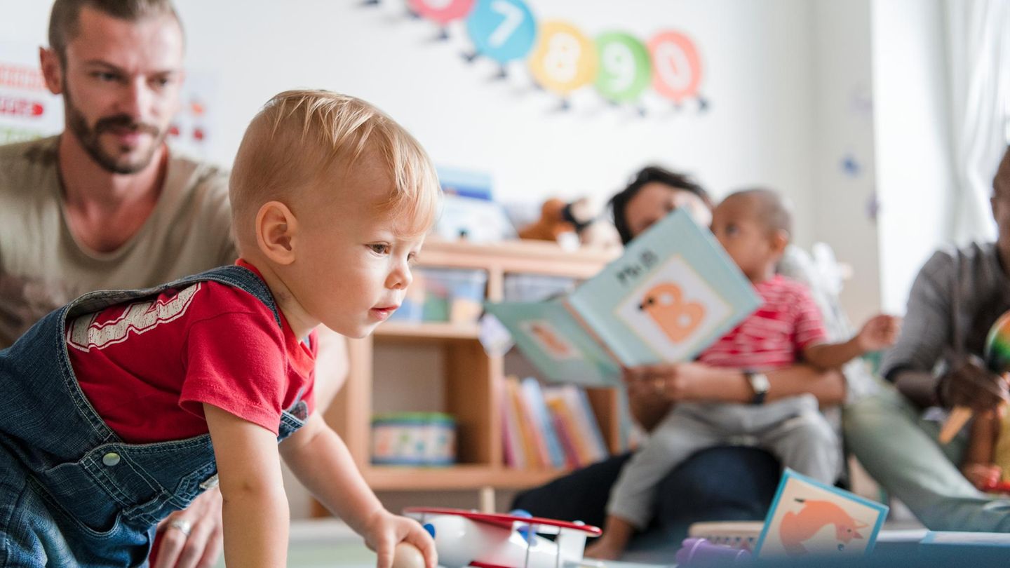 Eingewöhnung: Vater mit Kind in Kita