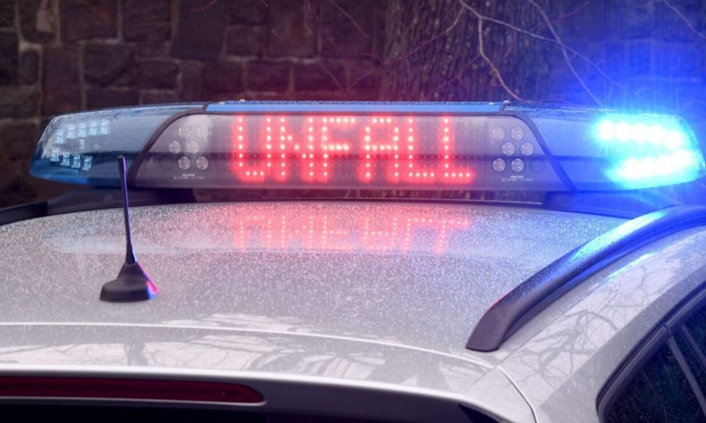 Zwei junge Männer bei Unfall lebensgefährlich verletzt