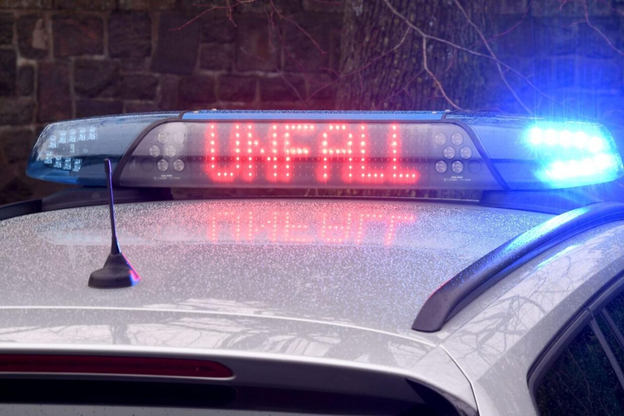 Zwei junge Männer bei Unfall lebensgefährlich verletzt