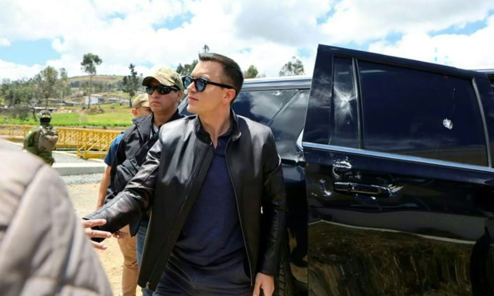 Ecuadors Präsident Daniel Noboa an einem der Fahrzeuge