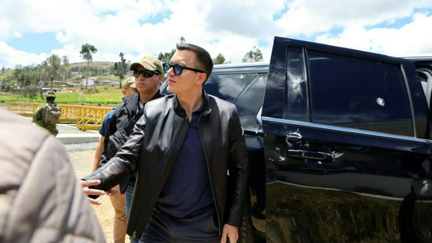 Ecuadors Präsident Daniel Noboa an einem der Fahrzeuge